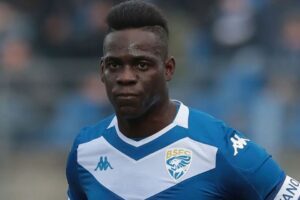 Wartakini.id - Mario Balotelli siap kembali ke Serie A! Striker kontroversial itu dikabarkan telah mencapai kesepakatan verbal untuk bergabung dengan Genoa. Namun, kepastian transfernya masih menunggu hasil pertandingan akhir pekan ini.