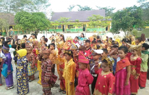 Banyuwangi Meriahkan Sumpah Pemuda, Pelajar Berbusana Adat Nusantara! 1 Banyuwangi Meriahkan Sumpah Pemuda, Pelajar Berbusana Adat Nusantara!