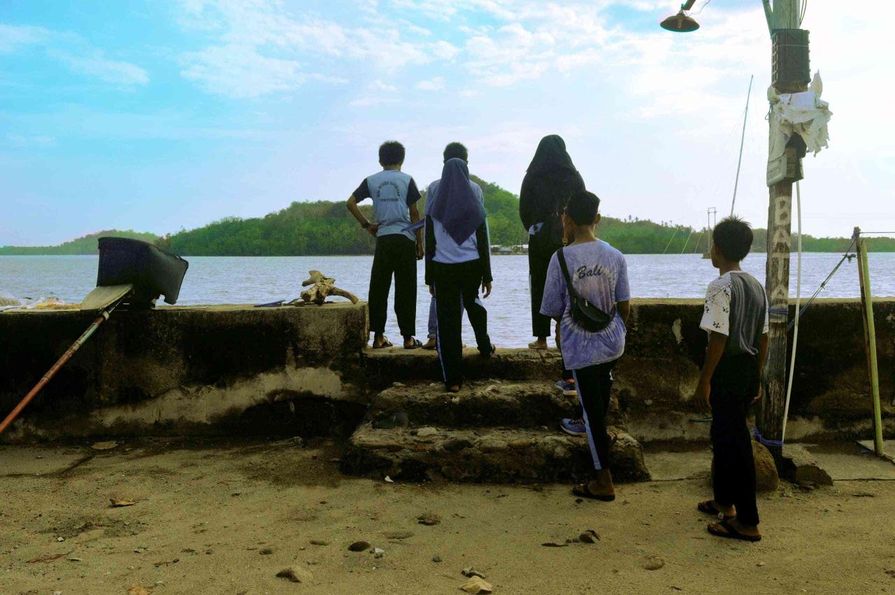 Demi Sekolah, Siswa Ini Rela Nyebrang Laut Setiap Hari!