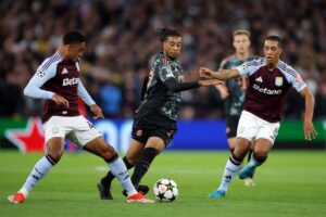 Martinez Tak Menyesal Bertahan di Villa, Atmosfir Villa Park Bikin Merinding!