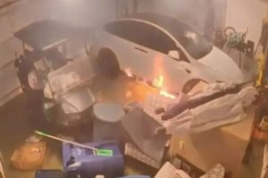 Tesla Terbakar Hebat Usai Terendam Air Asin!