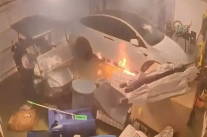 Tesla Terbakar Hebat Usai Terendam Air Asin!