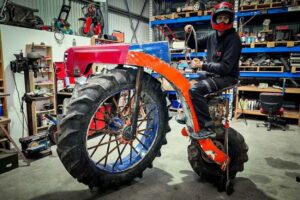 Gila! Motor Ini Pakai Ban Traktor, Siap Ngacir di Jalanan
