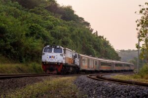Awas! Melanggar Aturan di Sekitar Rel Kereta, Bisa Kena Sanksi Berat!