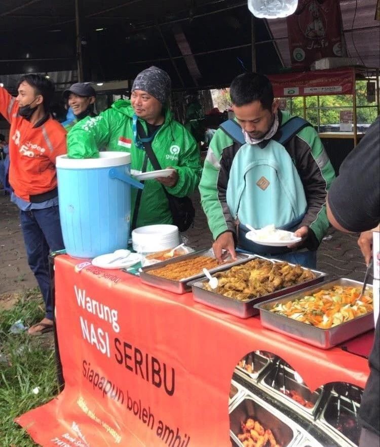 Makan Sepuasnya Cuma Seribu! Warung Nasi Ini Bikin Senyum Dhuafa di Bogor 1 Makan Sepuasnya Cuma Seribu! Warung Nasi Ini Bikin Senyum Dhuafa di Bogor