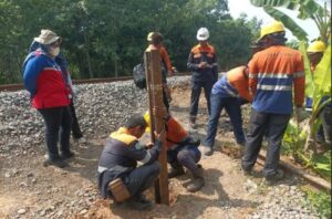 Aksi Nekat! Perlintasan Liar yang Sudah Ditutup, Malah Dibuka Lagi!