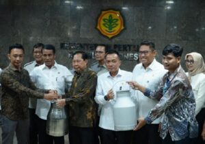 Heboh! Peternak Mandi Susu, Mentan Langsung Turun Tangan!