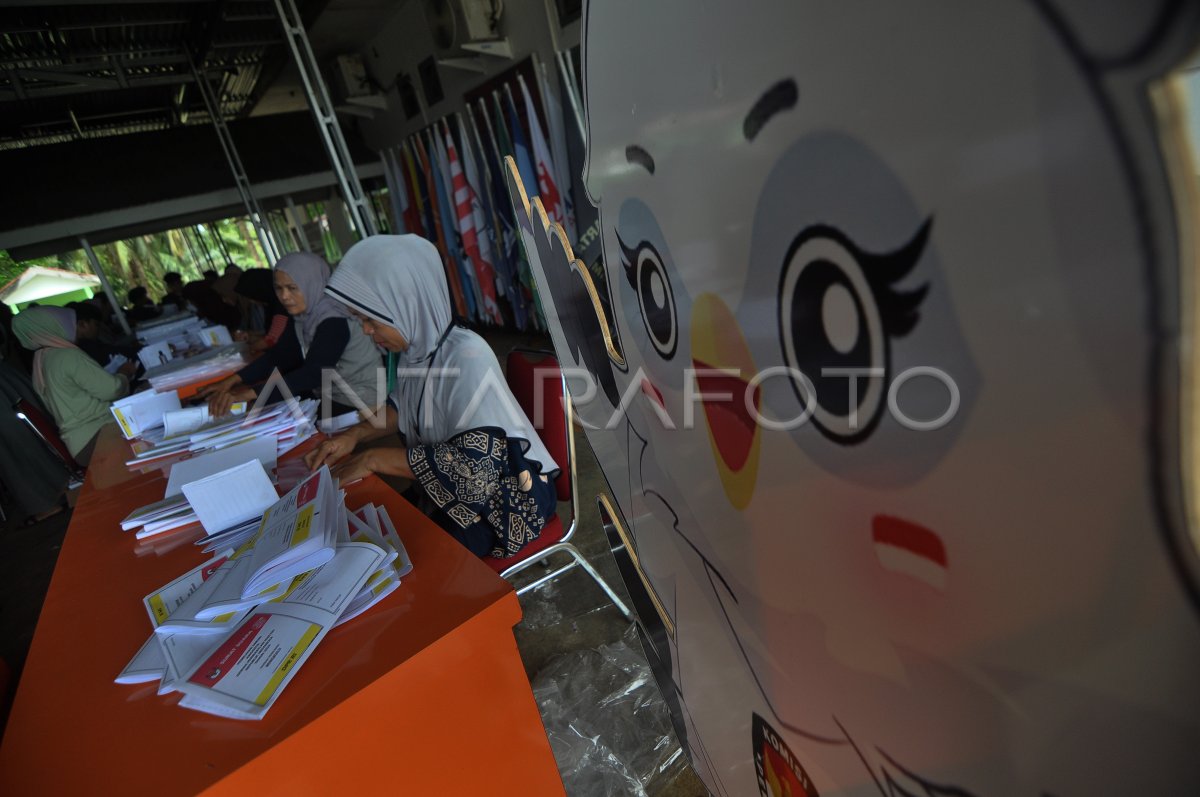 300 Warga Bantu KPU Banyuwangi Lipat Jutaan Surat Suara Pilkada 2024
