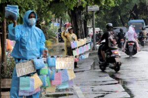 Hujan di 8 Wilayah Jatim, Siapkan Jas Hujan!
