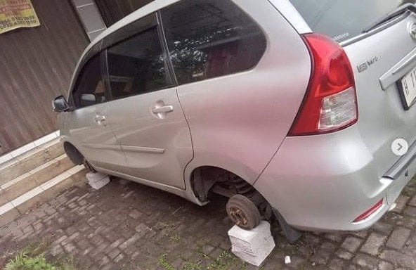 Heboh! Avanza Hilang Roda, Ganti Bata Ringan!
