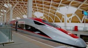 Benang Layangan Bikin Kereta Cepat Macet! 32 Perjalanan Terganggu!