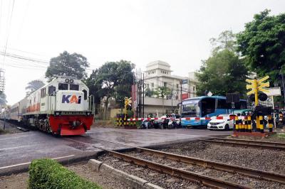 Libur Panjang, Kereta Tambah Ngebut! Waspada di Perlintasan!