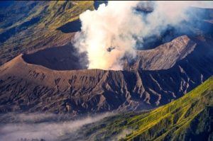 Erupsi Gunung: Mengapa Pesawat Mendadak Dilarang Terbang? Ini Alasannya!