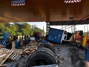 Tragedi Tol Ciawi: Tabrakan Maut Dua Truk Gegerkan Bogor!