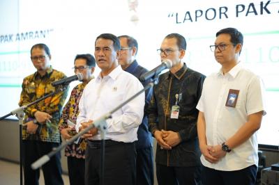 Pupuk Mahal? Petani Bisa Adukan Langsung ke 'Lapor Pak Amran'! 1 Pupuk Mahal? Petani Bisa Adukan Langsung ke 'Lapor Pak Amran'!