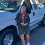 Nenek 92 Tahun Taklukkan Jalanan dengan Truk Manual!