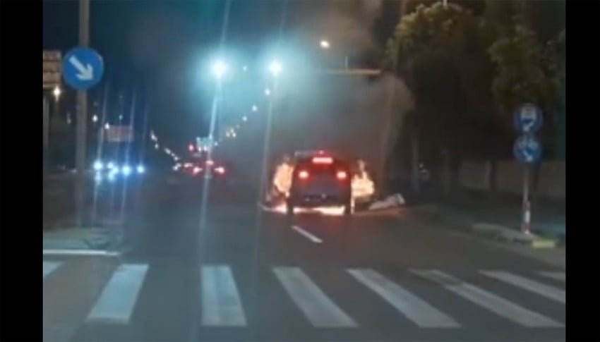 Mobil Listrik Mewah Ludes Terbakar di Lampu Merah!