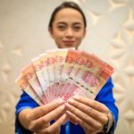 Wartakini.id, Jakarta - Pemerintah terus menggulirkan bantuan sosial (bansos) bagi masyarakat yang membutuhkan. Masyarakat kini dapat mengecek status penerimaan Bantuan Langsung Tunai (BLT) Kesejahteraan Rakyat (Kesra), Program Keluarga Harapan (PKH), dan Bantuan Pangan Non Tunai (BPNT) periode Oktober-Desember 2025 hanya dengan Nomor Induk Kependudukan (NIK) Kartu Tanda Penduduk (KTP).