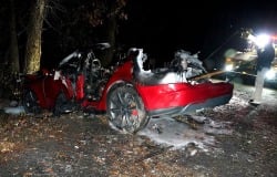 Tesla Maut: Keluarga Gugat Usai 5 Tewas Terjebak!