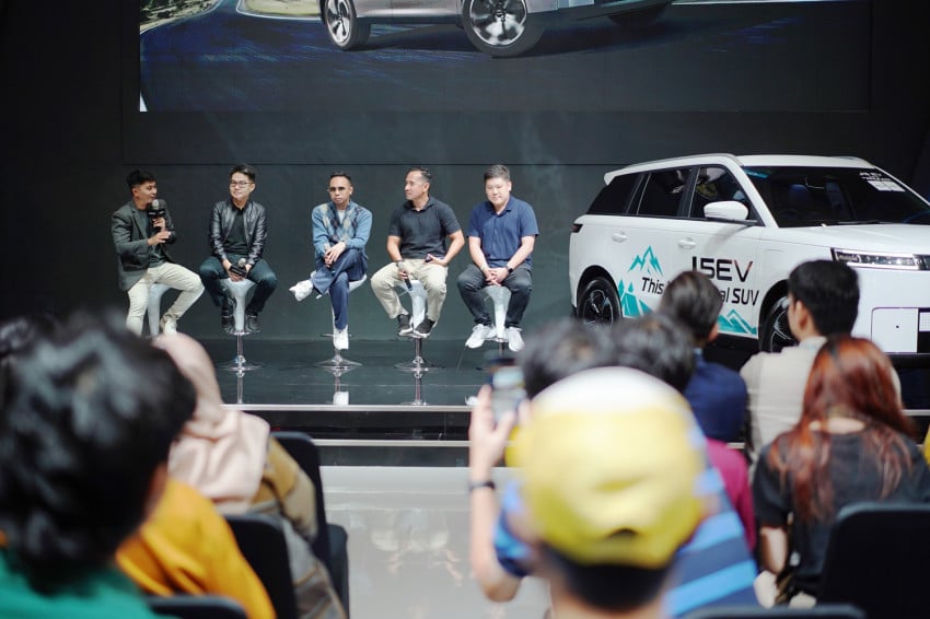 J5 EV Guncang GJAW! Mobil Listrik Harga Terjangkau Diserbu