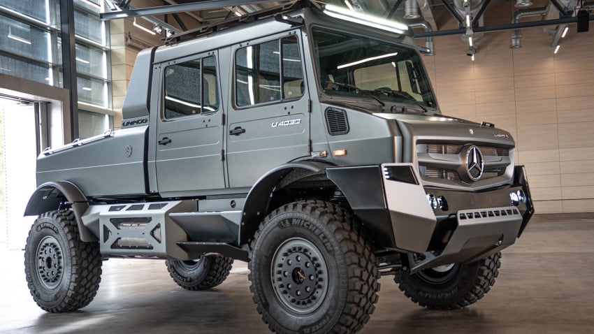 wartakini.id -  Mercedes-Benz Special Trucks, bekerja sama dengan Hellgeth Engineering, baru-baru ini menggebrak pasar dengan memperkenalkan varian Unimog yang jauh melampaui ekspektasi kemewahan standar. Ini bukan sekadar truk utilitas biasa; melainkan sebuah mahakarya off-road ekstrem yang memadukan ketangguhan legendaris dengan sentuhan kemewahan ala SUV premium, tanpa sedikit pun mengorbankan DNA aslinya.