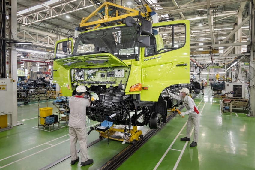 Hino Buktikan Diri! Intip Pabriknya di Purwakarta