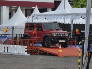 anomali jimny 5door saat mobil analog menolak tunduk pada invasi suv listrik fju