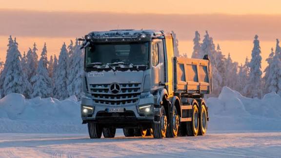 Truk Listrik Mercedes-Benz Taklukkan Kutub Utara, Siap Guncang Pasar!