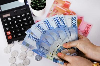 Rupiah Terkapar Dekati Rp17.000! Gejolak Timur Tengah dan Sinyal The Fed Goyang Pasar 1 Rupiah Terkapar Dekati Rp17.000! Gejolak Timur Tengah dan Sinyal The Fed Goyang Pasar