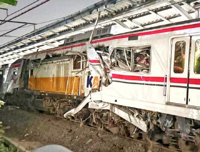 Bekasi Gempar! KRL Ditabrak Argo Bromo Anggrek di Stasiun, KAI Commuter Fokus Evakuasi!