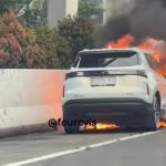 wartakini.id -  Sebuah insiden kebakaran mobil kembali menyita perhatian publik, kali ini melibatkan unit hybrid dari PT Chery Sales Indonesia (CSI). Peristiwa nahas yang diduga menimpa Chery Tiggo Cross CSH ini terjadi di ruas Tol Jakarta-Cikampek (Japek) pada 31 Maret 2026. Pihak Chery langsung angkat bicara, memastikan investigasi awal belum mengarah pada masalah baterai atau sistem kelistrikan utama kendaraan.