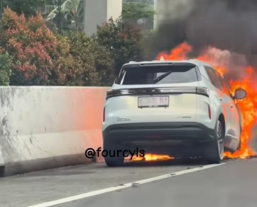 wartakini.id -  Sebuah insiden kebakaran mobil kembali menyita perhatian publik, kali ini melibatkan unit hybrid dari PT Chery Sales Indonesia (CSI). Peristiwa nahas yang diduga menimpa Chery Tiggo Cross CSH ini terjadi di ruas Tol Jakarta-Cikampek (Japek) pada 31 Maret 2026. Pihak Chery langsung angkat bicara, memastikan investigasi awal belum mengarah pada masalah baterai atau sistem kelistrikan utama kendaraan.