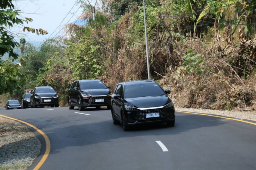 BYD M6 DM Bikin Geger Bandung Iritnya Kebangetan