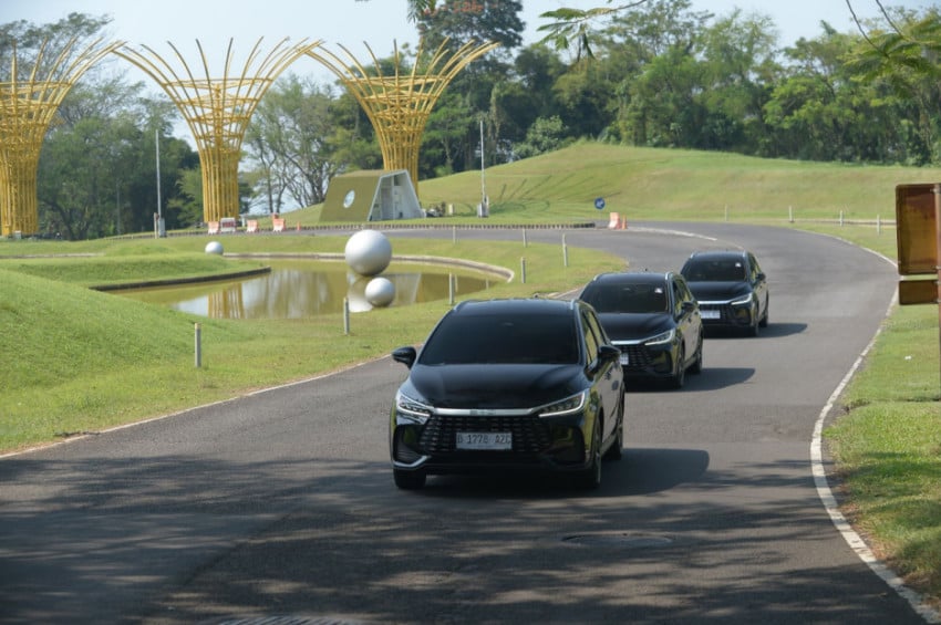 BYD M6 DM Iritnya Bikin Melongo di Tanjakan