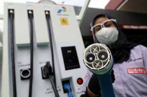 Terungkap Alasan RI Sulit Tinggalkan Mobil Bensin