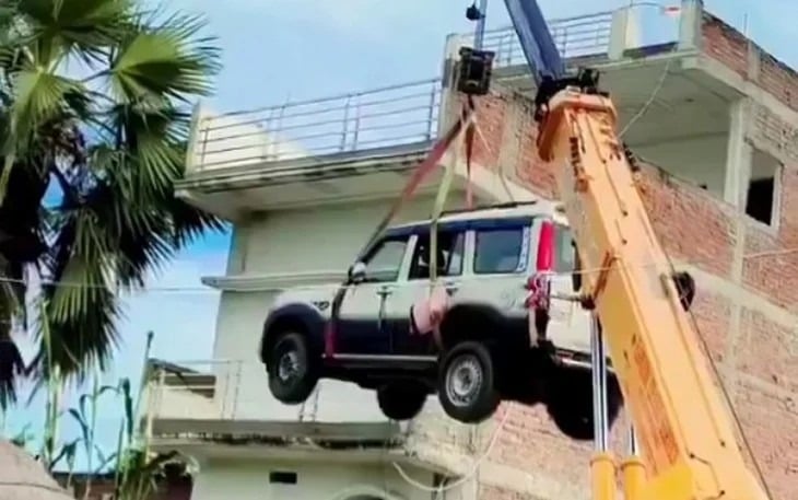 Mobil Baru Diangkat ke Atap Rumah Bikin Geger 13 Mobil Baru Diangkat ke Atap Rumah Bikin Geger