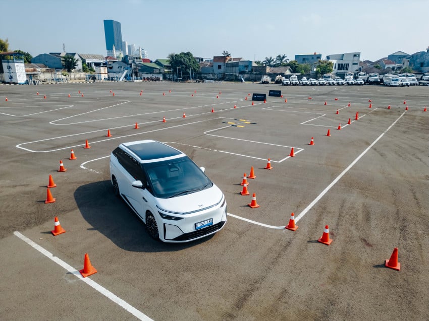 MPV Raksasa Belok Lincah Bak Sedan Ini