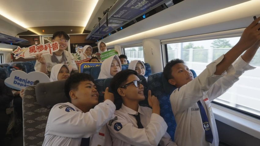 TERUNGKAP Pelajar Rasakan Sensasi KRL Modern Terbaru 5 TERUNGKAP Pelajar Rasakan Sensasi KRL Modern Terbaru